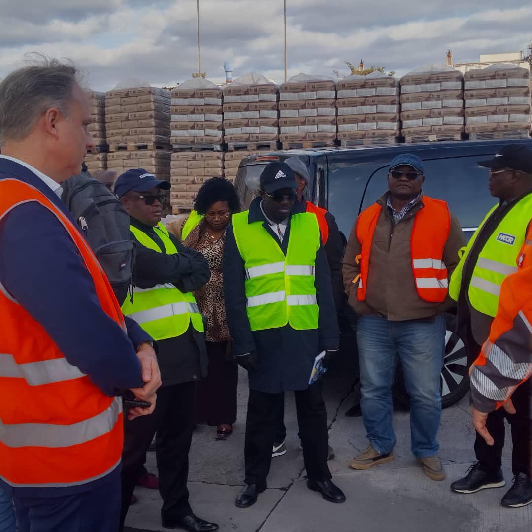 IngeBaumgarten's tweet photo. Lomé - Hambourg  : 2 villes 2 ports 🚢⚓️🌍
Une délégation du @portdelome 🇹🇬&amp; la @giz_gmbh est en Allemagne 🇩🇪 @PortofHamburg pour explorer les pratiques en matière d'#infrastructures&amp;d gestion #durable. 
🎯 Ouvrir des voies vers la coopération mondiale&amp;renforcer la compétitivité! https://t.co/IukYulL80Y