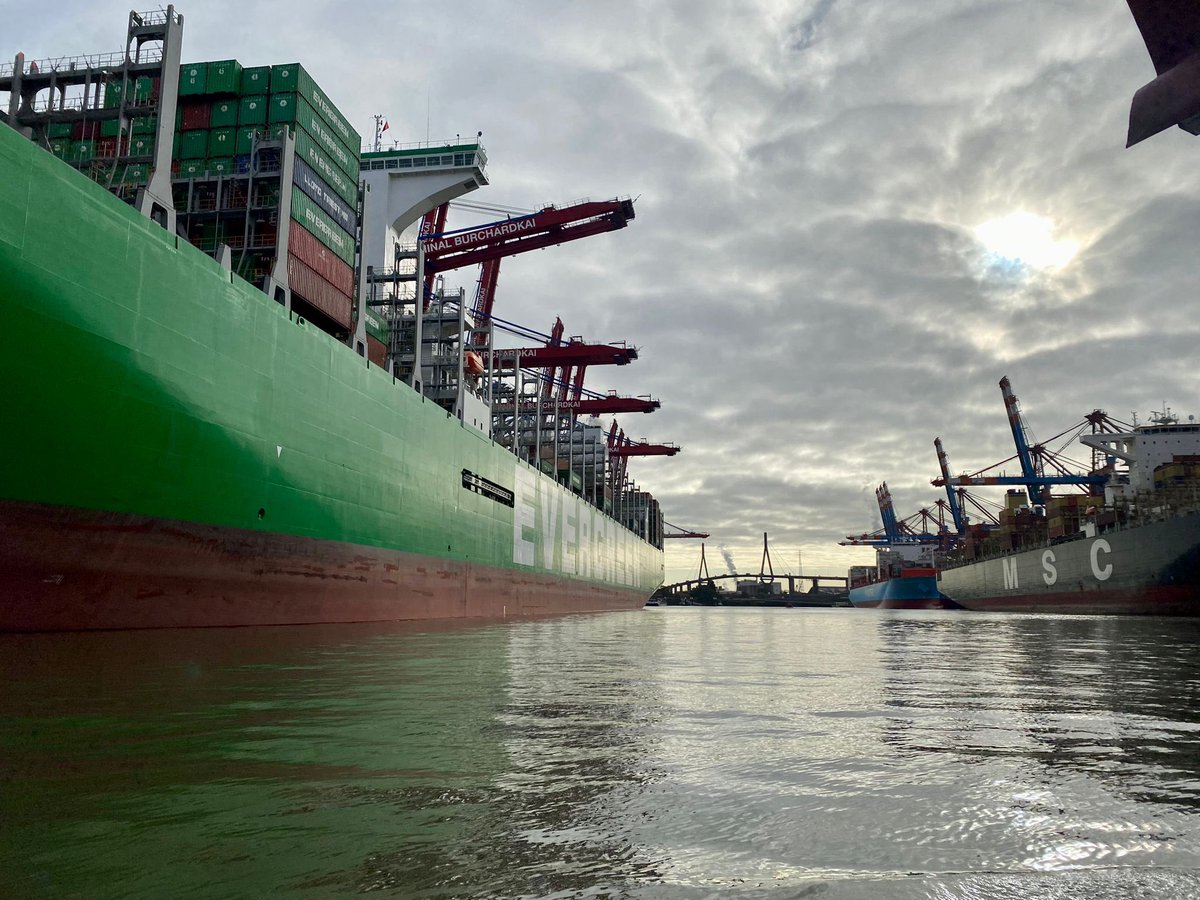 IngeBaumgarten's tweet photo. Lomé - Hambourg  : 2 villes 2 ports 🚢⚓️🌍
Une délégation du @portdelome 🇹🇬&amp; la @giz_gmbh est en Allemagne 🇩🇪 @PortofHamburg pour explorer les pratiques en matière d'#infrastructures&amp;d gestion #durable. 
🎯 Ouvrir des voies vers la coopération mondiale&amp;renforcer la compétitivité! https://t.co/IukYulL80Y