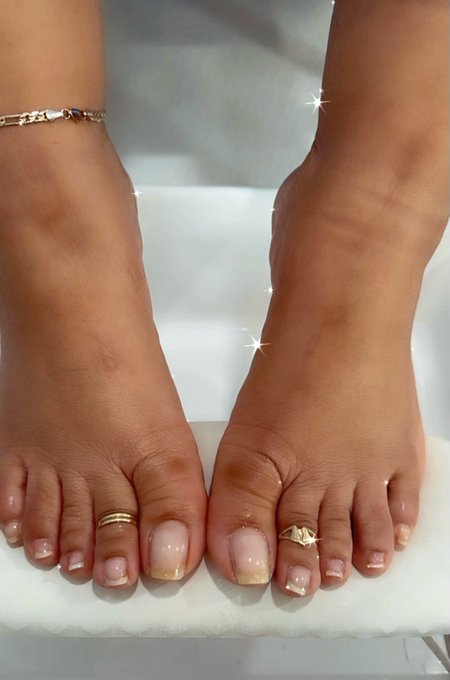 Very rare moment of my natural toe nails . Time to paint them now . https://t.co/Aqcn5uJhHQ