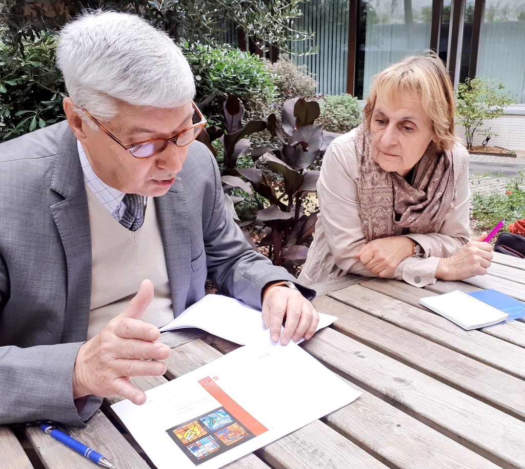 Aie, nous n'avons pas été assez vite. Joseph Famerée vient de faire un petit moment de publicité pour notre nouveau livre qui sortira aux <a href="/EditionsduCERF/">Éditions du Cerf</a> 
Mais votre compte twitter préféré a pris une photo des 2 co-présidents avec la feuille en question.
#Teasing #oecumenique