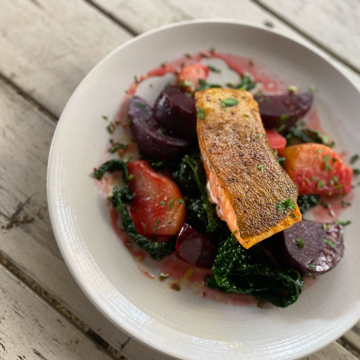 Parkteddington's tweet image. Treat yourself to some delicious foodie heaven this weekend with our gorgeous new autumn menu🍂🥗 This is our day boat fish of the day with cavolo nero, roasted heritage beets &amp;amp; a red wine butter sauce 🐟

#youngspubs #londonfoodie #autumnmenu #thepark #teddington #youngs #london