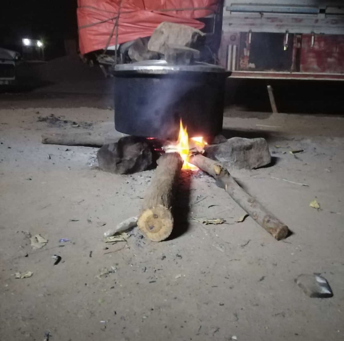 سلام شباب
 في شباب في أمدرمان الثورة بعملوا وجبات يوميًا للأسر المتعففة (فول ، بليله، عدس) حالياً المبادرة دي واقفه ليها يومين بسبب انه ماف قروش يا ريت لو الناس تساعدهم 
للمساهمة
1960971 بنكك باسم محمد الطيب سيد
يا ريت ترسل لي الاشعار 
لو زول داير بعرف اي تفاصيل ممكن يتواصل معاي