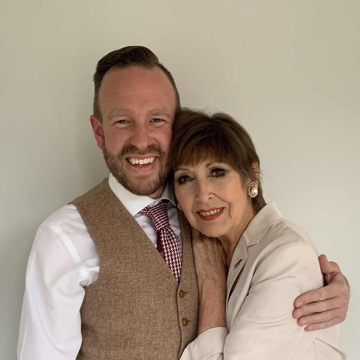 A surprise treat this afternoon as Anita Harris dropped in at Warner Hotels #SinahWarren for an interview with @PettittJoe. What an amazing woman she is; inspirational and certainly one of the nicest people on the planet! #showbiz #glamour #variety #ukholiday