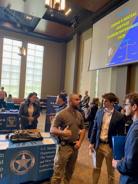 USMSBrooklyn's tweet photo. E/NY Personnel joined other Federal, State, and Local Law Enforcement partners at the @Marist Crime &amp; Social Justice Career/Internship Fair. USMS personnel spoke about future hiring initiatives and internship opportunities in E/NY. #BeTheDifference #CareerDay #USMarshals https://t.co/HbPz3uM25Z