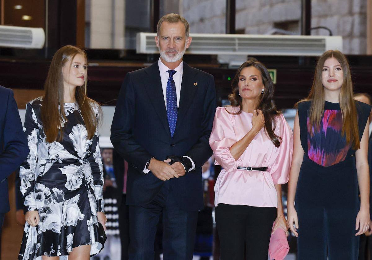 Los Reyes acompañados de la Princesa de Asturias y su hermana la Infanta Sofía acuden al concierto "Con cierto sabor a paz" esta tarde en Oviedo.