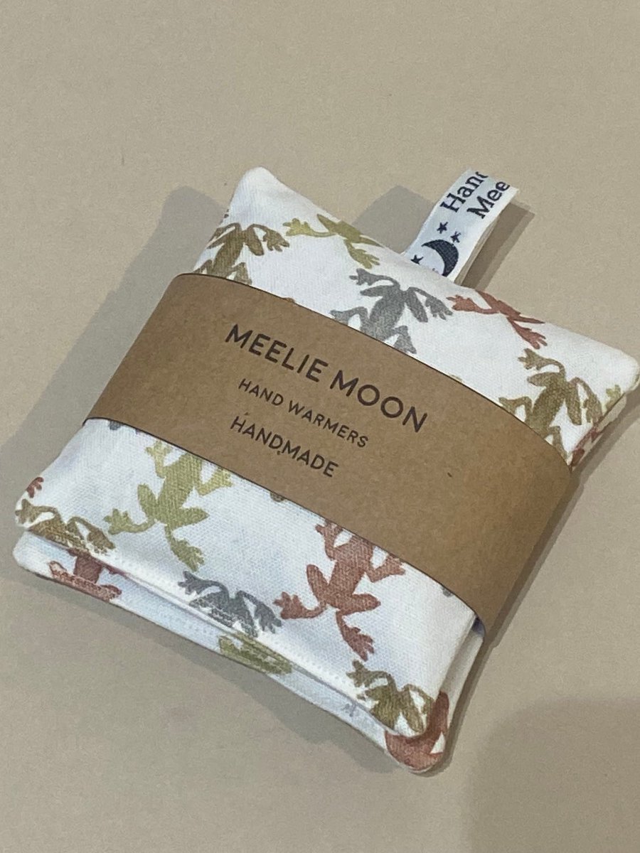 meeliemoon's tweet photo. https://t.co/PhAFmrZRci #womaninbizhour our 🐸 mini warmers are perfect to pop into your pocket on a chilly autumn morning £10 #handwarmers #miniwarmers #coldhands #raynaulds https://t.co/qOPBtyjVuf