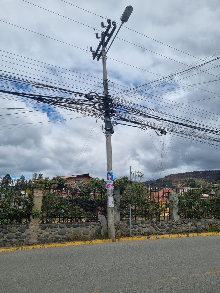anrres3's tweet photo. Quien controla este abuso de las empresas de telecomunicación? Desastrosa imagen de tanto cable, muchos de ellos colgando sobre la cabeza de la gente en la vereda. @MunicipioCuenca @ETAPAOficial @centrosurec @tomebamba https://t.co/SqQsO7rlSh
