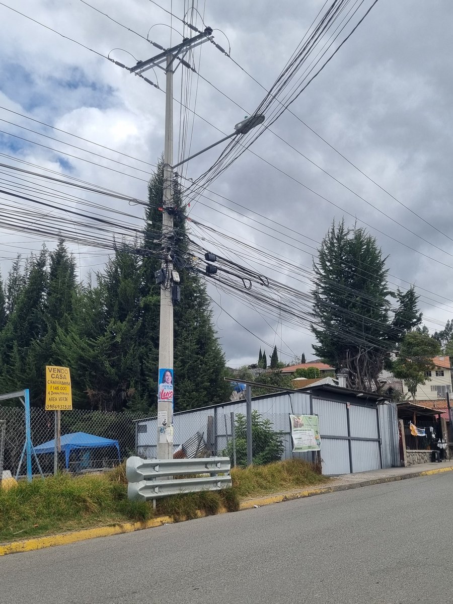 anrres3's tweet photo. Quien controla este abuso de las empresas de telecomunicación? Desastrosa imagen de tanto cable, muchos de ellos colgando sobre la cabeza de la gente en la vereda. @MunicipioCuenca @ETAPAOficial @centrosurec @tomebamba https://t.co/SqQsO7rlSh