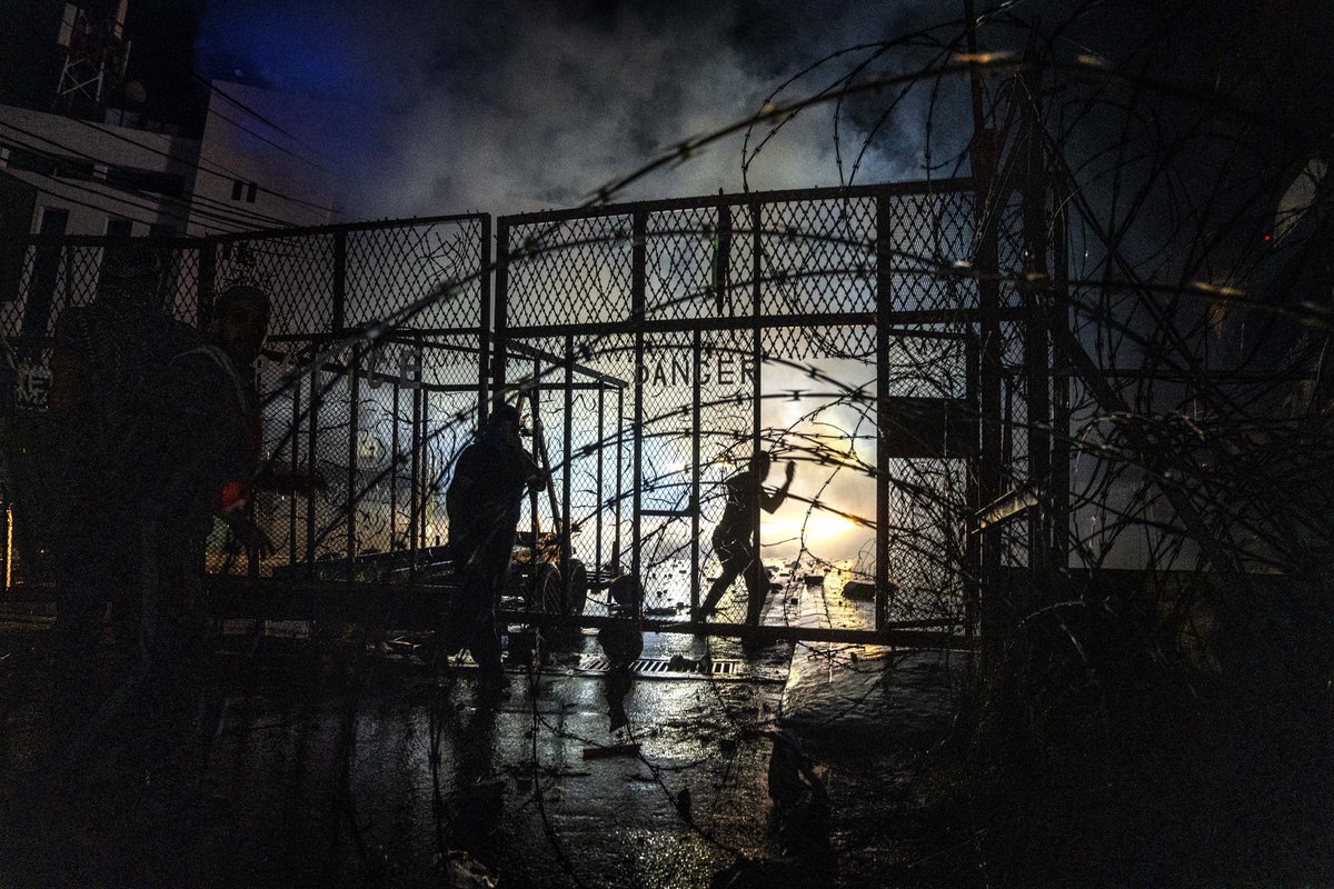 🔌 Gazze’de elektrikler kesildi… Bu, hastanelerdeki jeneratörlere de yakıt tedariği yapılamayacağı için yoğun bakımdaki hastaların hayatlarını kaybetmesi demek. 

🚰 Gazze’de sular kesildi… Bu, sanitasyon imkanının sona ermesiyle bulaşıcı hastalıkların başlaması ve immün