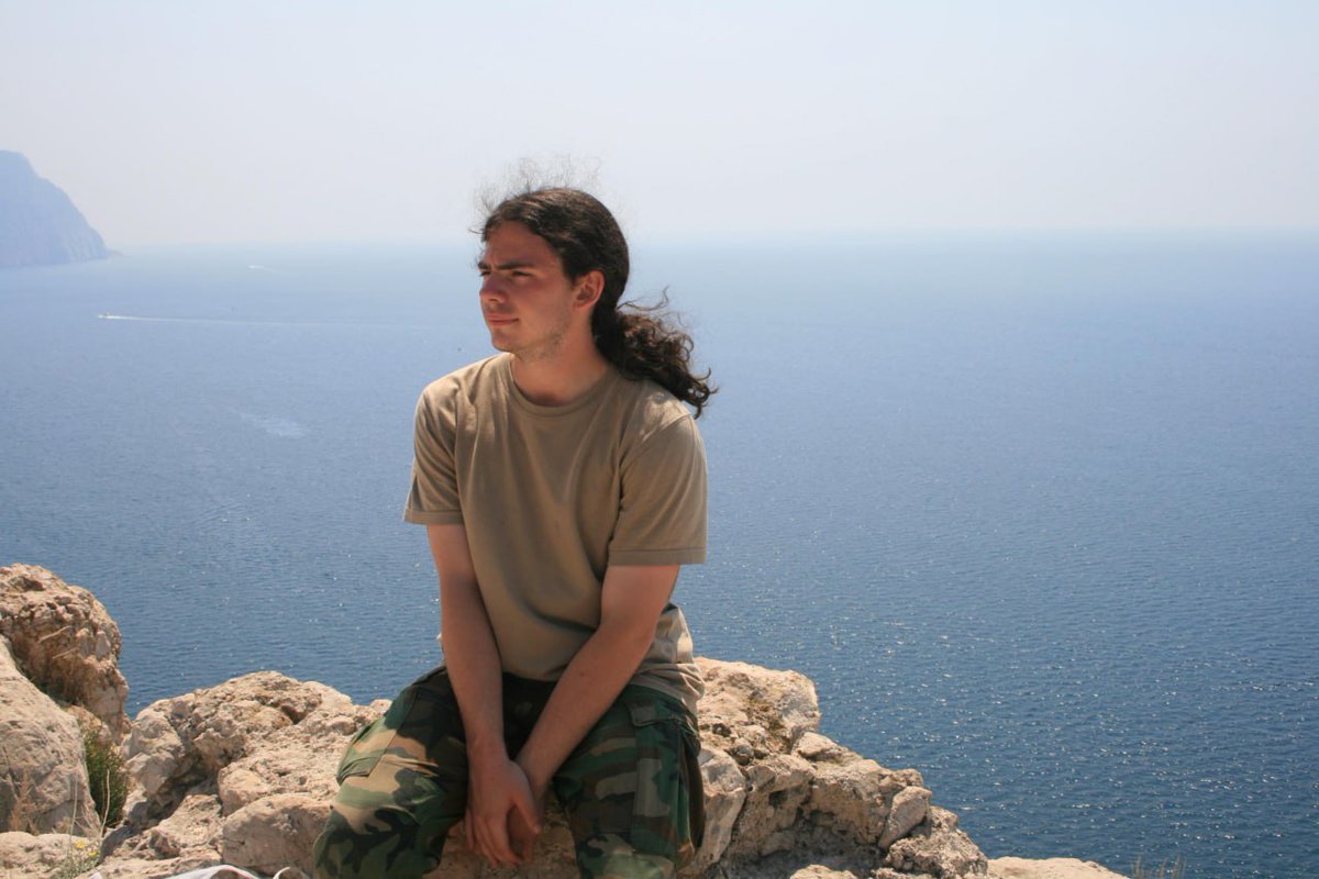 Heute vor 6 Monaten fiel der anarchistische Genosse Dmitry Petrov mit Finbar und Cooper beim Kampf gegen den rußischen Angriffskrieg auf die Ukraine nahe Bachmut.

Seine Genoß:innen der anarcho-kommunistischen Kampforganisation BOAK erinnern heute an ihn:

t.me/BO_AK_reborn/2…