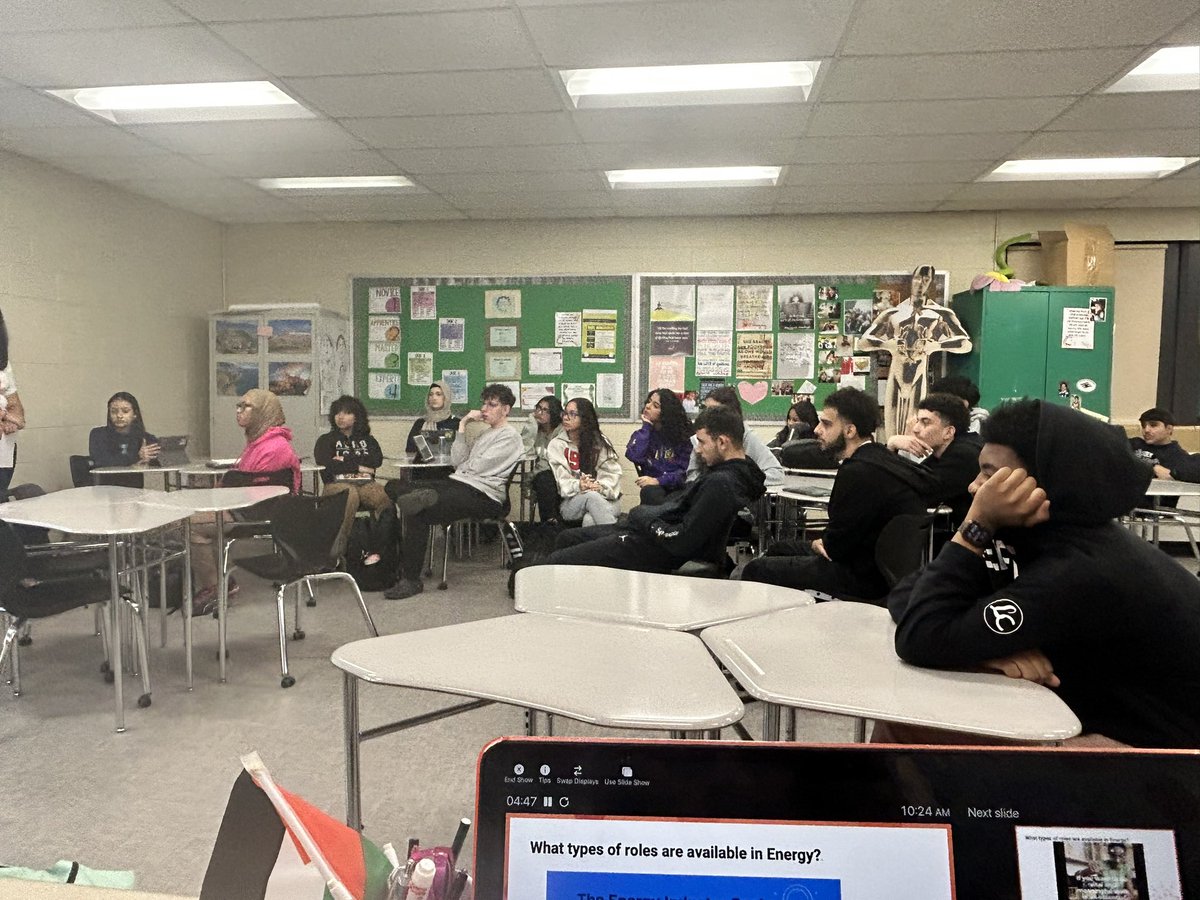 olchsmsodeh's tweet photo. The @SpartanSisterh1 hosted a SP session with presenters from Women’s Energy Network to discuss careers in the STEM field. We had a packed classroom! Thank you to everyone who attended! #olchspride @blacksolclasses https://t.co/oifeQQqvjH