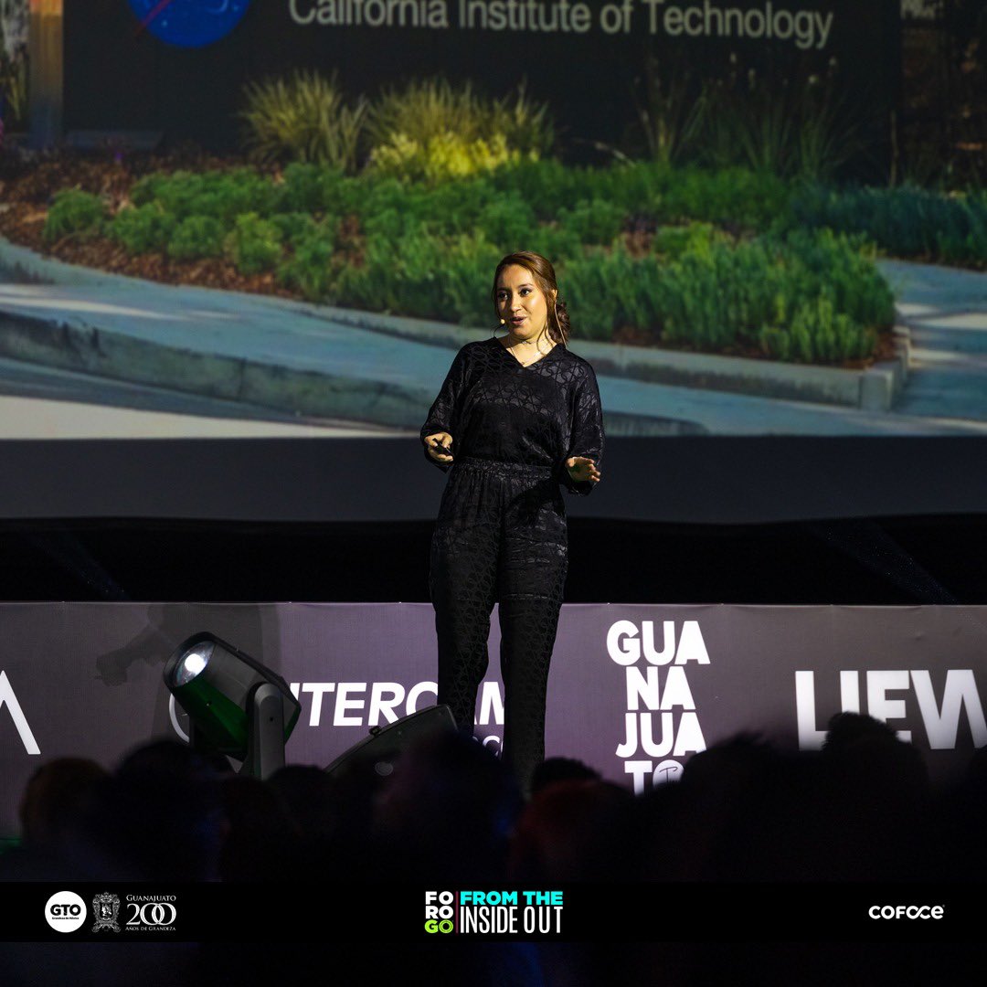 FOROGOgto's tweet photo. Katya Echazarreta nos mostró un Espacio Sin Límites🚀🛰️ y demostró por qué se convirtió en la primera astronauta mexicana👩🏼🚀🇲🇽. Gracias Katya por tu magnífica presentación en FORO GO FROM THE INSIDE OUT🌎 @katvoltage
@COFOCE @gobiernogto
#ForoGo #COFOCE #KatyaEchazarret https://t.co/4fIEtQHfsx