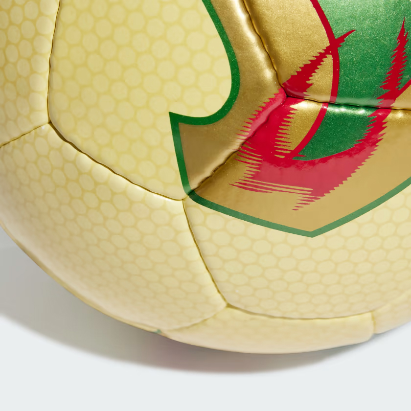 mirondo9's tweet photo. adidas ha relanzado en versión fútbol sala el mítico balón Fevernova https://t.co/ChibJ6havb
