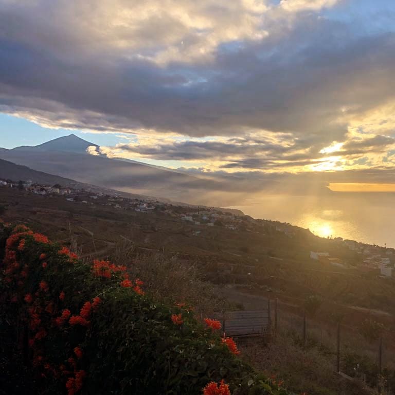 Es bonito nuestro norte? Yo digo que si!

#NorteDeTenerife @volcanoteide #paraiso #otoño #vistas #paisajenatural #elsauzal <a href="/CasadelVinoTfe/">Casa del Vino</a> <a href="/fincaelmajuelo/">Jesus Ravelo</a> <a href="/Analupe_Mora/">Ana Lupe Mora</a> <a href="/Tenerife_Ocio/">Tenerife Ocio</a> <a href="/tenerife_meteo/">Meteo_Tenerife</a> <a href="/VisitaVen/">Ven de Visita a Tenerife</a> <a href="/SeguridadCabTF/">Seguridad Cabildo de Tenerife</a> <a href="/elsauzal/">elsauzal</a> <a href="/Cahora/">Canarias Ahora</a> <a href="/TenerifeAhora/">Tenerife Ahora</a> <a href="/DXTenerife/">Deportes Tenerife</a> <a href="/eldia/">El Día</a>