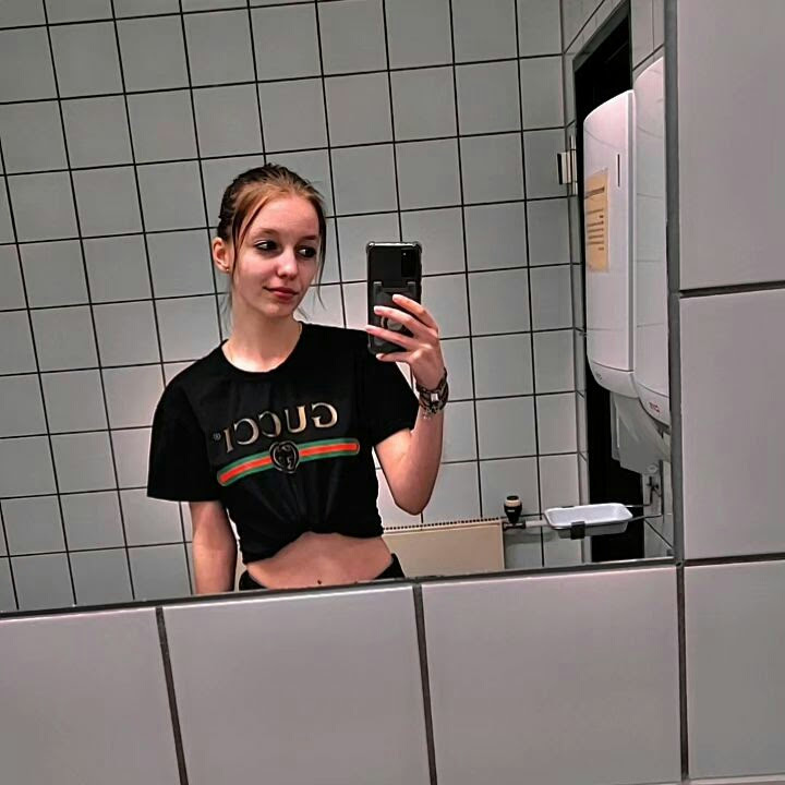 Just a feeling bored need someone to talk to 🥺🥺