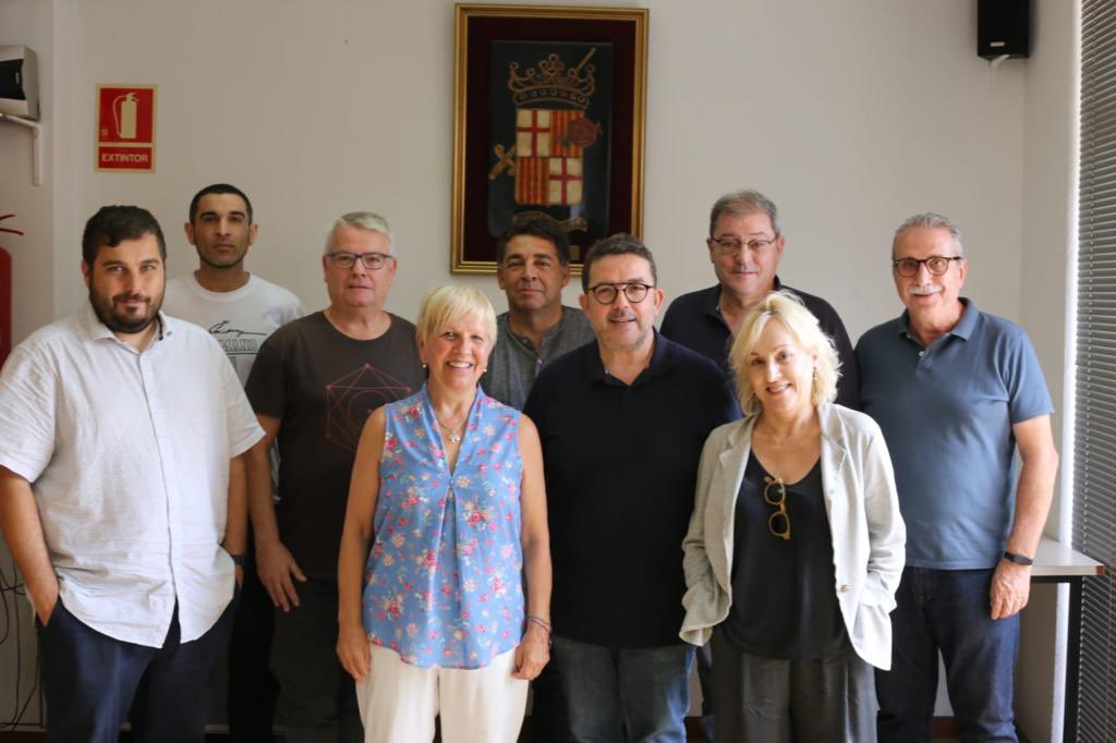 esbartciutatcom's tweet photo. Avui ens hem reunit amb la @sindicaturabcn amb els companys i companyes de la @FedeHostafrancs
Hem parlat de la nostra falta de local i de la incertesa sobre la conservació del nostre vestuari.
També dels nostres projectes #barri i #ciutat i en especial de #ESBARTJO
#socECC https://t.co/faLztdz815