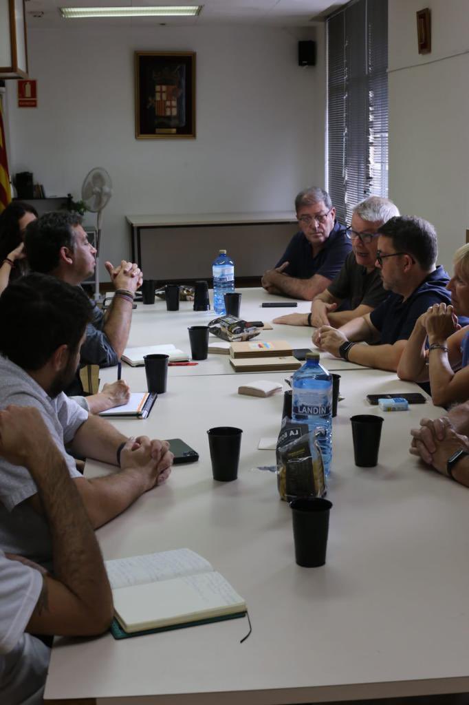 esbartciutatcom's tweet photo. Avui ens hem reunit amb la @sindicaturabcn amb els companys i companyes de la @FedeHostafrancs
Hem parlat de la nostra falta de local i de la incertesa sobre la conservació del nostre vestuari.
També dels nostres projectes #barri i #ciutat i en especial de #ESBARTJO
#socECC https://t.co/faLztdz815