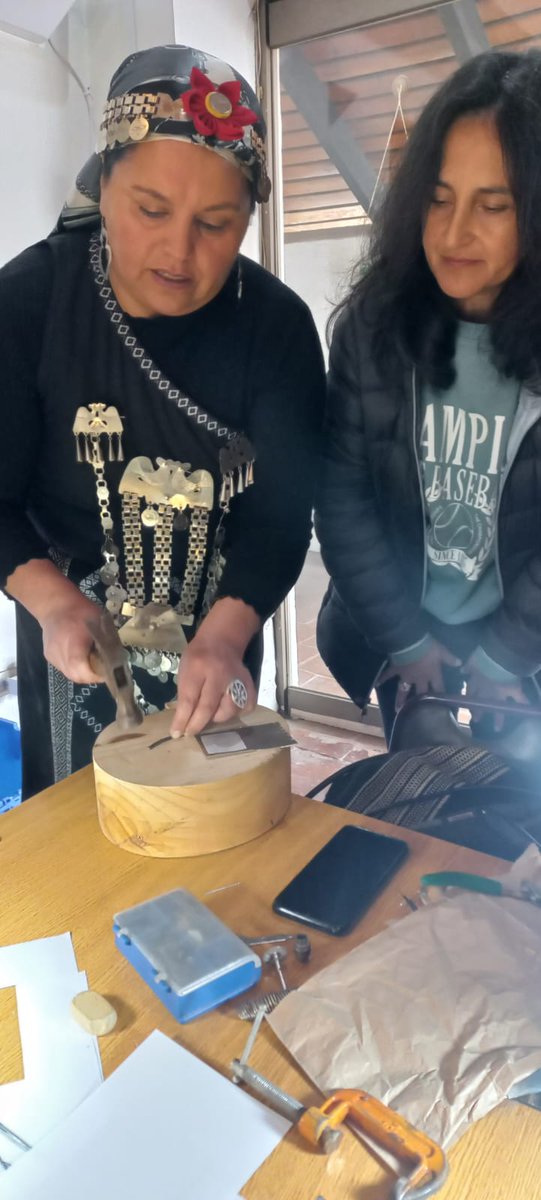 MusYerbasBuenas's tweet photo. Compartimos con ustedes imágenes de lo que fue el primer taller de platería mapuche, realizado en nuestro Museo el pasado 18 de octubre.
Les invitamos a seguir nuestras redes sociales, como también nuestra página web, para estar al tanto de próximas actividades a desarrollar. https://t.co/iv91bOgkYz