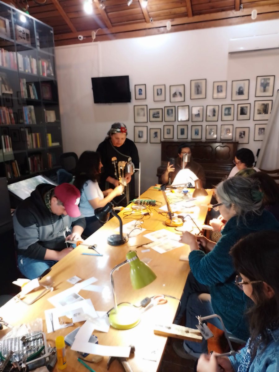 MusYerbasBuenas's tweet photo. Compartimos con ustedes imágenes de lo que fue el primer taller de platería mapuche, realizado en nuestro Museo el pasado 18 de octubre.
Les invitamos a seguir nuestras redes sociales, como también nuestra página web, para estar al tanto de próximas actividades a desarrollar. https://t.co/iv91bOgkYz