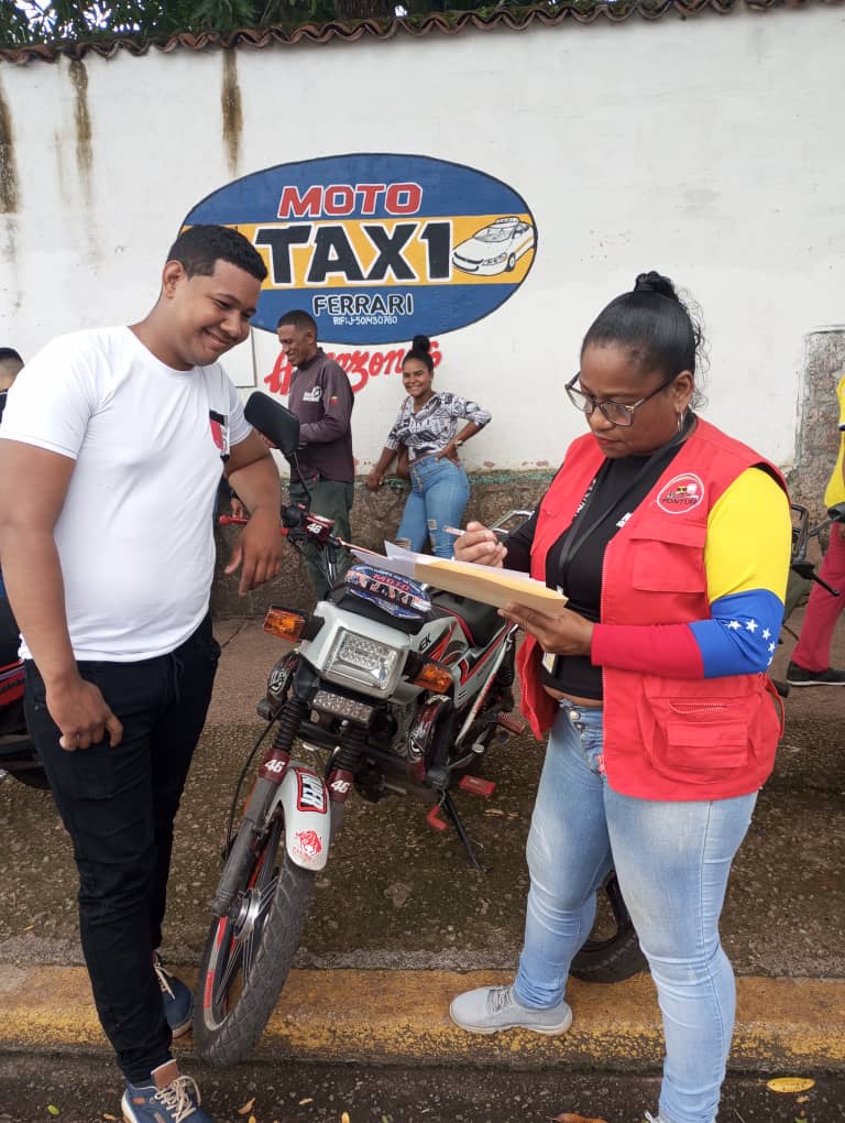 FonturOficialve's tweet photo. #19Oct || La Asociación Civil Mototaxi Ferrari 🛵, fue inspeccionada por la clase trabajadora de @fonturamazona12 con la finalidad de velar y verificar el buen funcionamiento del servicio a los usuarios del mcpio #Atures.
#FonturEnLaCalle
@NicolasMaduro
@ELOYSULBARAN https://t.co/DrdIuB9eC9