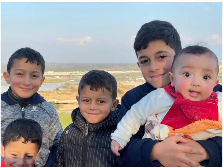 uzisall's tweet photo. في الصورة محمد وساجد وعبد العزيز ويحيى وعمر، استشهدوا الخمسة اخوة مع والدتهم بعد قصف للإحتلال الصهيوني. https://t.co/9blJG7D32l