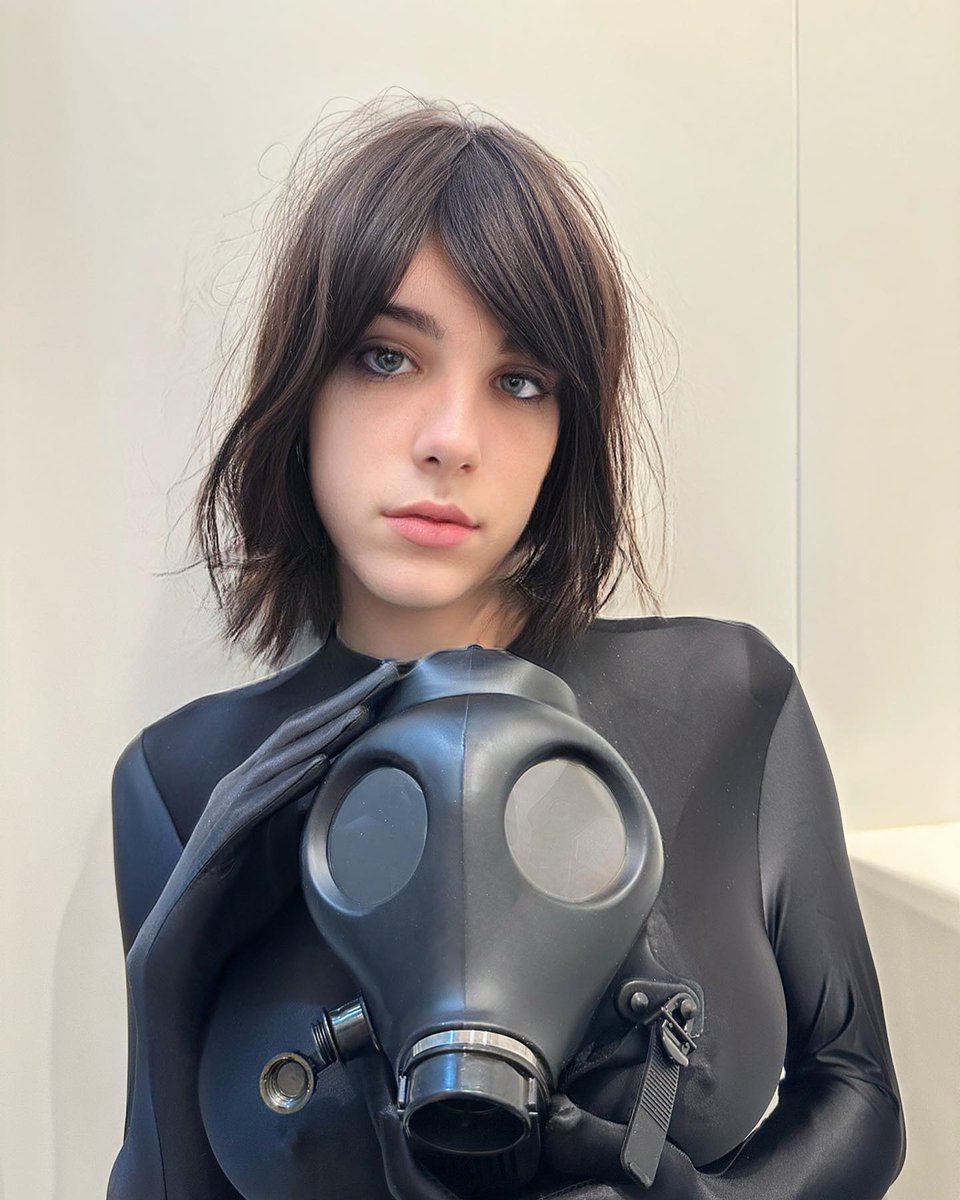 scubadivingyard's tweet photo. Do you like my new suit and mask?
#latexmodel #gasmaskgirls #scubadiving #scubagirls #girlsinwetsuits #sealedintightlatex #gasmaskgirl #girlmodels #longlegs #skintight #wetsuitgirl #fullfacemask https://t.co/Vw8N3LS8F8