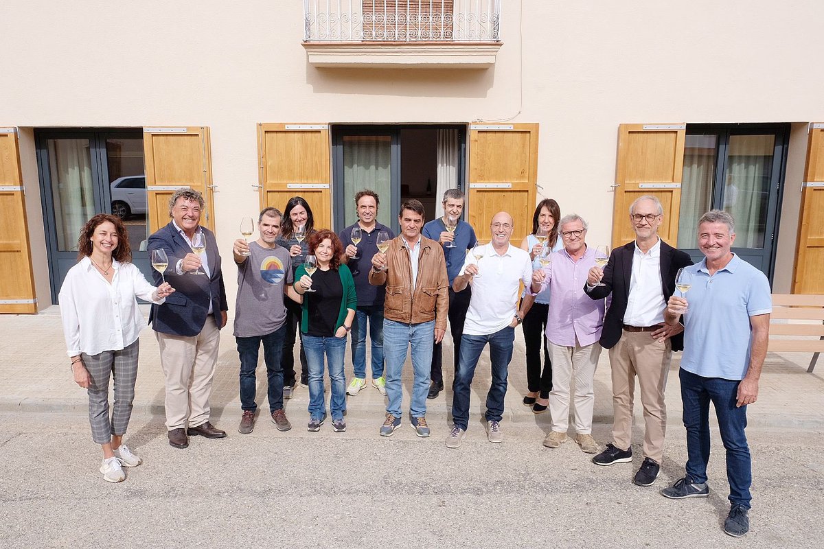 corpinnatSW's tweet photo. Avui la marca col·lectiva de vins escumosos de qualitat #Corpinnat creix amb la incorporació d'un nou celler. Es tracta de #Bufadors, un petit celler familiar de Ton Mata i Encarna Castillo, situat a Can Rossell de la Serra, #Torrelavit.
https://t.co/6MHxjhcEAK. https://t.co/NTJQ58sdtB