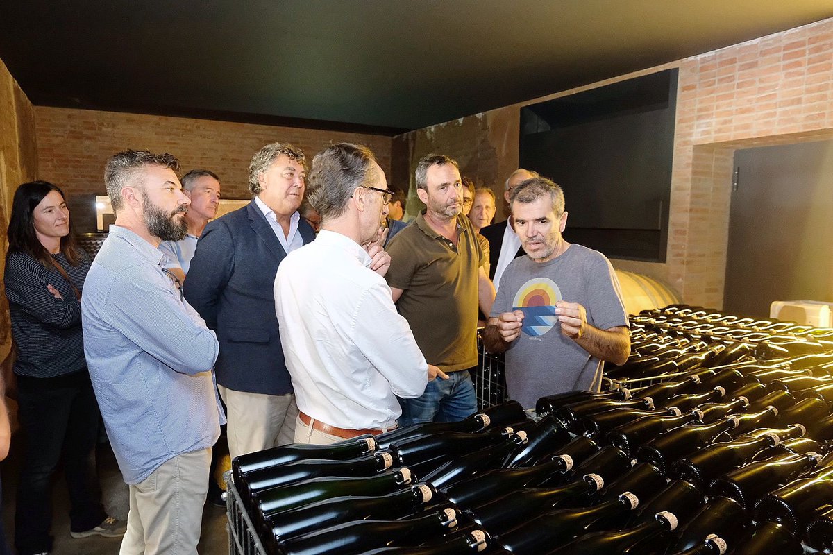 corpinnatSW's tweet photo. Avui la marca col·lectiva de vins escumosos de qualitat #Corpinnat creix amb la incorporació d'un nou celler. Es tracta de #Bufadors, un petit celler familiar de Ton Mata i Encarna Castillo, situat a Can Rossell de la Serra, #Torrelavit.
https://t.co/6MHxjhcEAK. https://t.co/NTJQ58sdtB