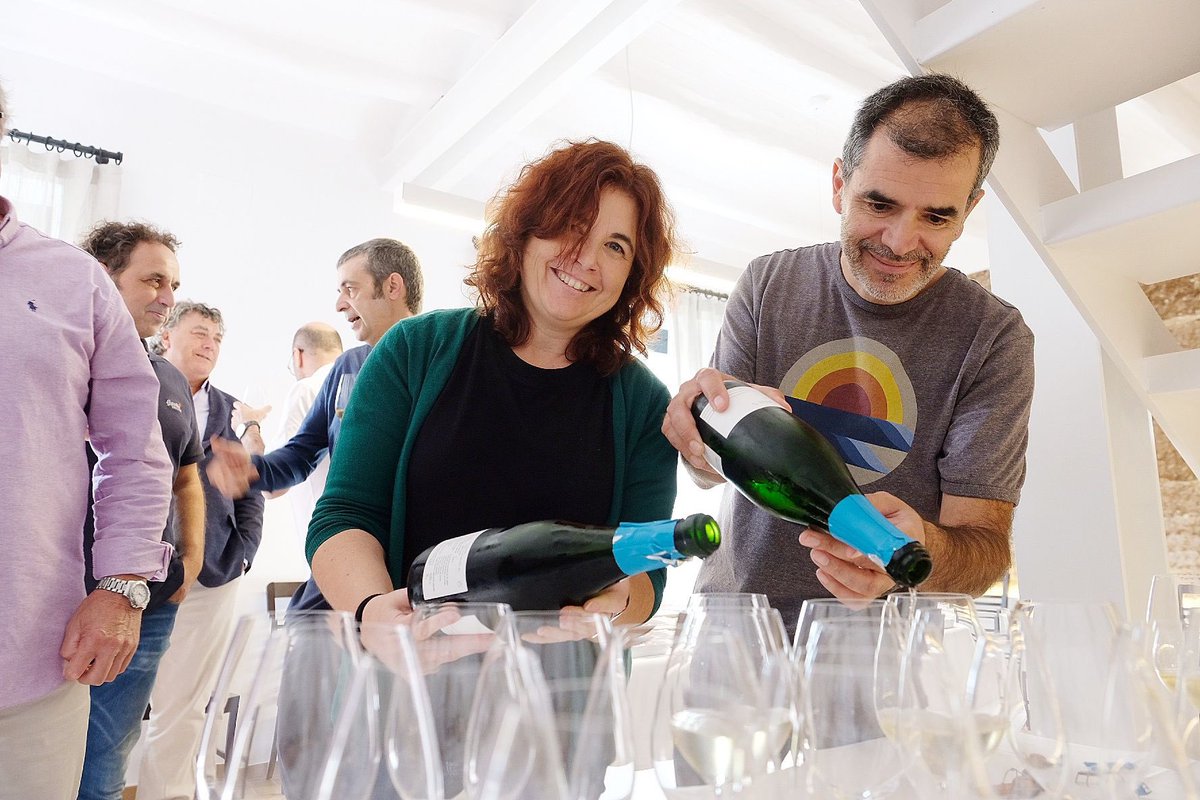 corpinnatSW's tweet photo. Avui la marca col·lectiva de vins escumosos de qualitat #Corpinnat creix amb la incorporació d'un nou celler. Es tracta de #Bufadors, un petit celler familiar de Ton Mata i Encarna Castillo, situat a Can Rossell de la Serra, #Torrelavit.
https://t.co/6MHxjhcEAK. https://t.co/NTJQ58sdtB