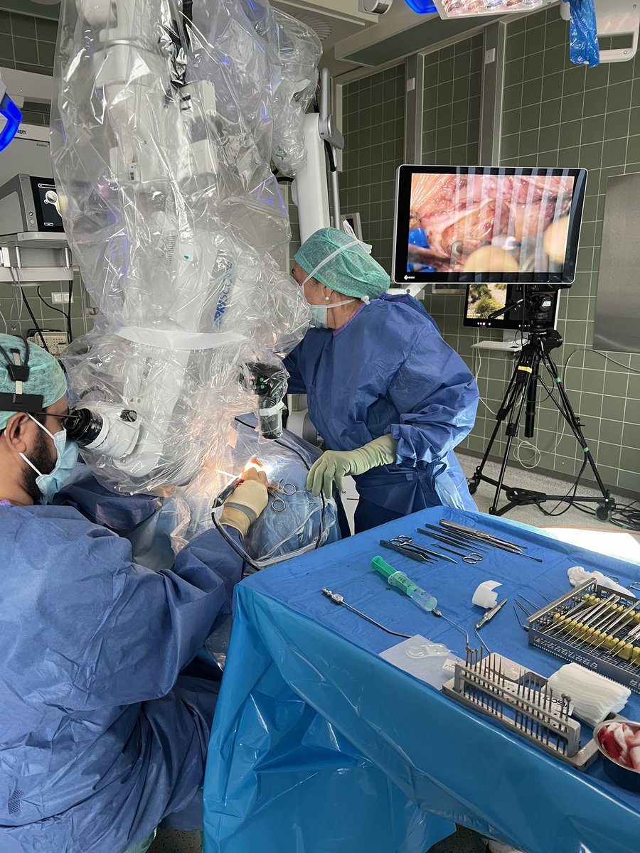 بدعوة من مستشفى هانوفر الجامعي بألمانيا (أكبر مركز لعمليات الأذن وزراعة القوقعه بالعالم) للمشاركة كبروفسور وجراح زائر؛
 أجريت هذا الأسبوع ولله الحمد ٥ عمليات جراحية منقوله مباشرة. الفضل يعود لله سبحانه ثم لمملكتنا الحبيبة وقيادتها الرشيدة وجامعتنا الغالية
<a href="/_KSU/">جامعة الملك سعود</a> 
<a href="/KAESC1/">KAESC مركز الملك عبدالله التخصصي للأذن</a>