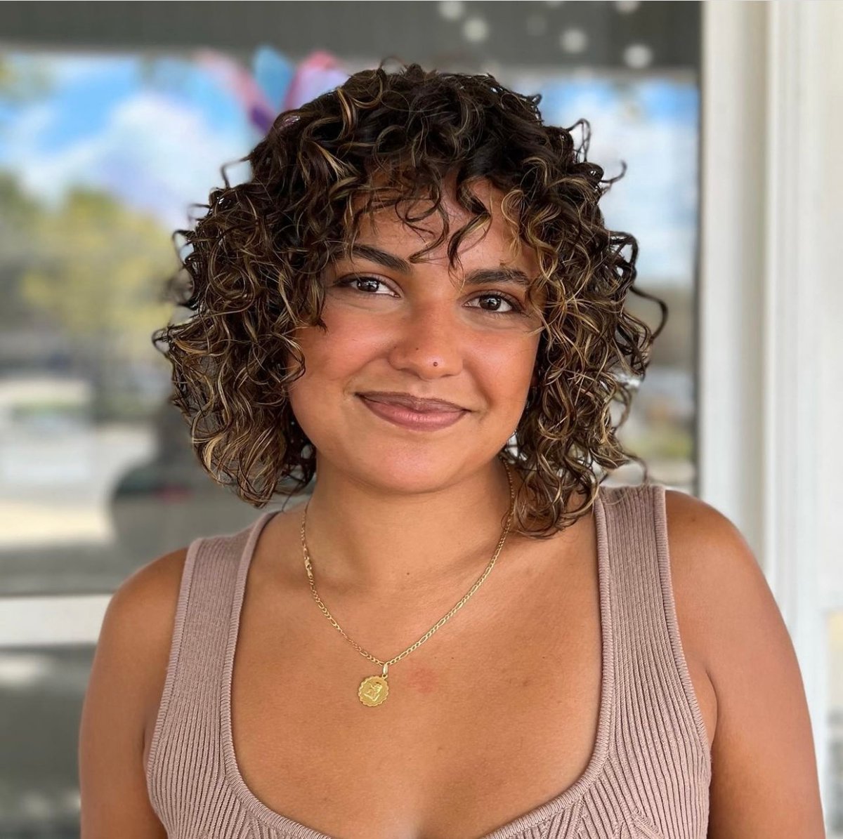 ECRUNewYork's tweet image. Can we appreciate those curls for a moment?😍 To create frizz-free, defined curls, @natalie_b6 used Hydrating Shampoo, Anti-Frizz Conditioner, Silk Nourishing Spray, Defining Styling Potion. 
Available at ecrunewyork.com/shop
#hydratedcurls #definedcurls #ecrunewyork