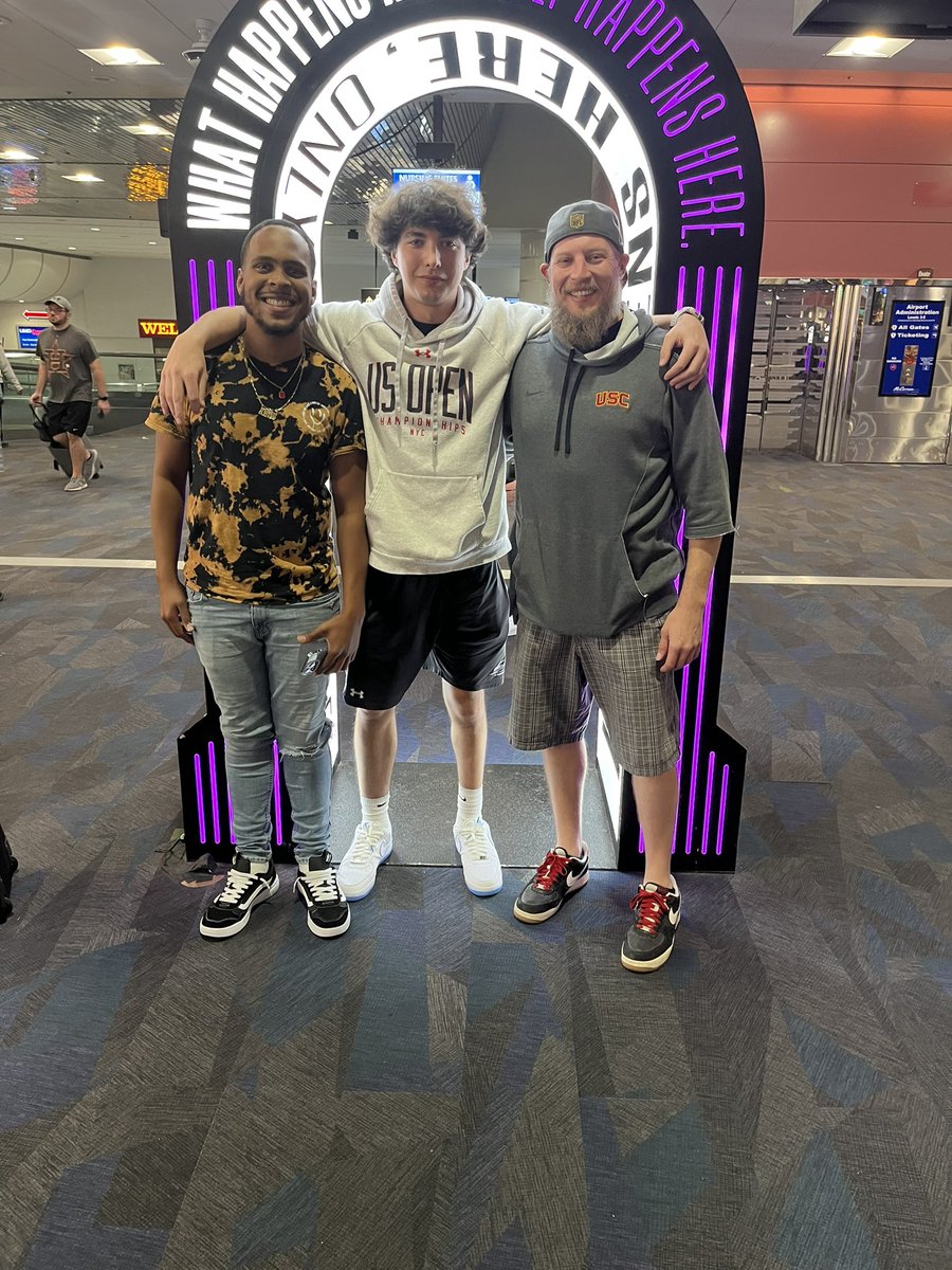 Carsunl's tweet photo. VEGAS IM IN YOU!!🌴🎰 Got drinks instantly at the airport w Wesley strikes &amp; @PlantBasedRell  ready for a great day!!! #twitchcon2023 https://t.co/fBGk9R3LJd