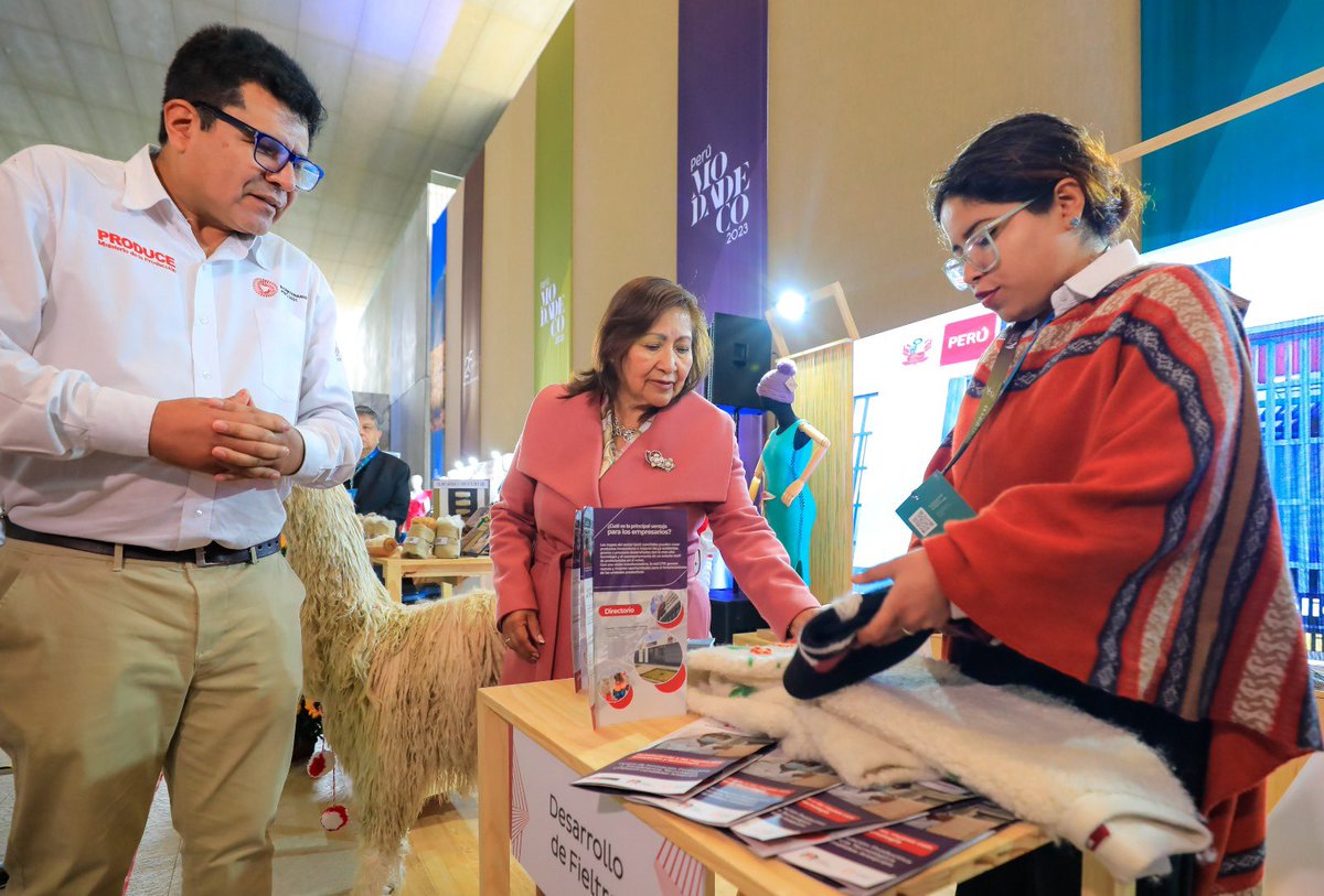 MINPRODUCCION's tweet image. 👗 ¡Mypes peruanas para el mundo!
#Ahora | La ministra @ChoquehuancaAna participa de la inauguración del stand del @ITPproduccion en el #PerúModaDeco 2023, donde se expondrá la asistencia técnica brindada a los productores de fibra de alpaca con fines textiles. 🇵🇪🌎