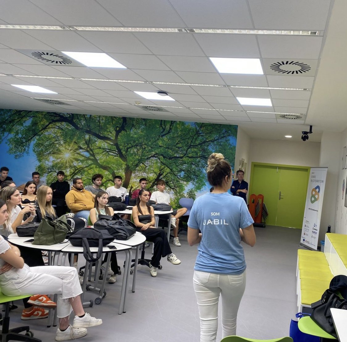 Estudiantsurv's tweet photo. 📍Avui, gràcies a una sessió en format xerrada-taller participatiu, presentada per responsables de l'Equip de Persones de Jabil Tortosa; hem après com gestionar equips de treball, la motivació
a l'empresa, la cultura empresarial i l'evolució de la vida laboral. https://t.co/H2fI0xbfEy