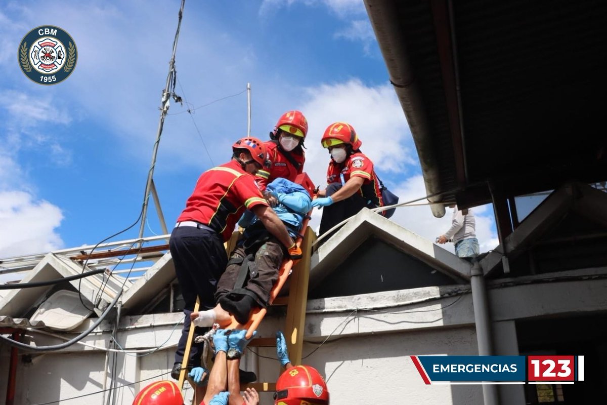bomberosmuni's tweet photo. #CbmInforma | #Electrizado
Calzada Roosevelt y 36 Avenida, Zona 11 Ciudad.
Un hombre recibe una descarga eléctrica provocadole quemaduras de 2do grado, el personal de @bomberosmuni realiza el rescate para posteriormente trasladarlo al IGGS 7-19. https://t.co/FcfSstuJcM