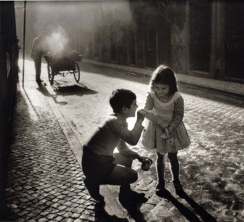 literlandweb1's tweet photo. "El amor eterno no existe. Hasta la más fuerte pasión tiene su tiempo de vida. Llegando su día, se acaba; nace otro amor. -Por eso mismo el amor es eterno -concluyó Juan Fulgencio-. Porque se renueva. Terminan las pasiones, es el amor el que permanece". 
"Gabriela, clavo y canela", Jorge Amado 
📷Paul Almasy