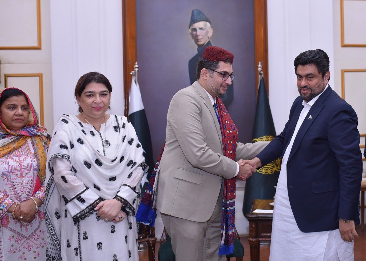 TheTahaSaleem's tweet photo. I am deeply honored to have received recognition from the esteemed Governor of Sindh for our diverse initiatives in Central. This acknowledgment took place during the visit of the 38th MCMC Batch to the Governor House today. https://t.co/3b9bGDqOdu