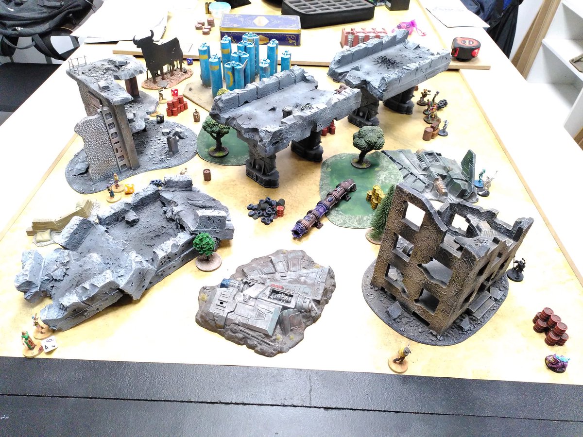 Habemus_Ludum's tweet photo. #quedadashabemusludum
1/2
Tarde de lluvia, tarde de Punka en el local.
Nuestro powermonguer siempre al quite.
@Punkapocalyptic #punka #BadRollGames #wasteland #ElPáramo #Apocalypse #postapocalypse #MadMax #mutardos #pandilleros #wargame #wargames #wargaming #Warmongers https://t.co/71v4FCWzZx