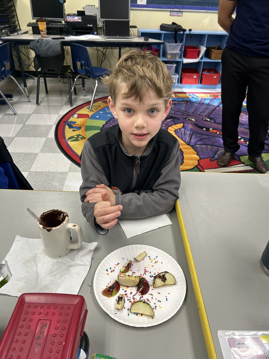 Scillieri_GW's tweet photo. Our class voted to make a simple recipe for our reward! Today we sequenced the steps while making chocolate covered apples! 🍎 🍫 📓✏️😁 #mahwahconnects #gwbelieve https://t.co/mb9vu4N7if