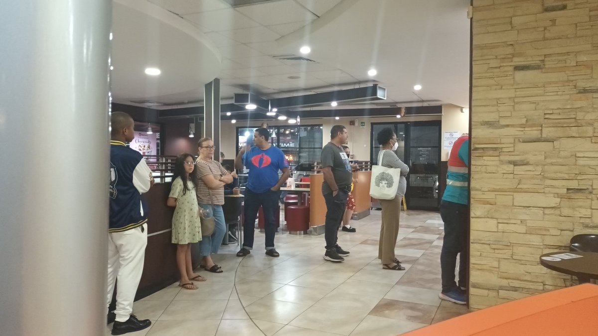 En el <a href="/mcdonaldspa/">McDonald’s Panamá</a> de La Loma, Carrasquilla, fila larga, un solo cajero. Después de pasar más de 20 minutos esperando, al hacer mi pedido el cajero me dijo que en este momento no tienen tomates, que si me llevaba mis hamburguesas así. Ni siquiera te proponen algo en sustitución.