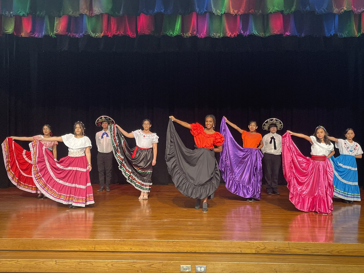MrsLangenbuch's tweet photo. Tonight we celebrated Hispanic Heritage Month with performances by the choir and band! @GranthamBand @Grantham_AISD @AldineISD https://t.co/qhYJpaGtCK