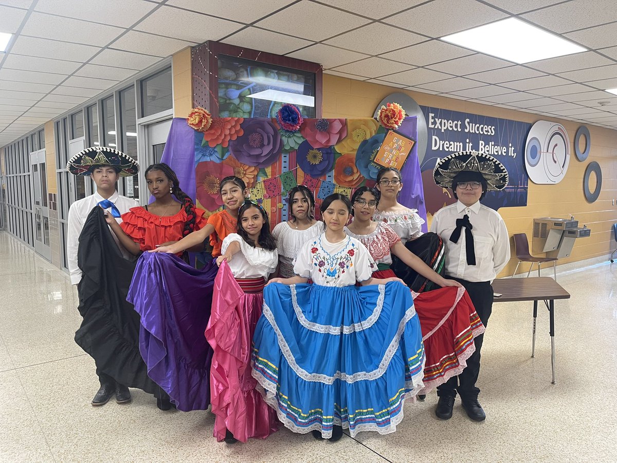 MrsLangenbuch's tweet photo. Tonight we celebrated Hispanic Heritage Month with performances by the choir and band! @GranthamBand @Grantham_AISD @AldineISD https://t.co/qhYJpaGtCK