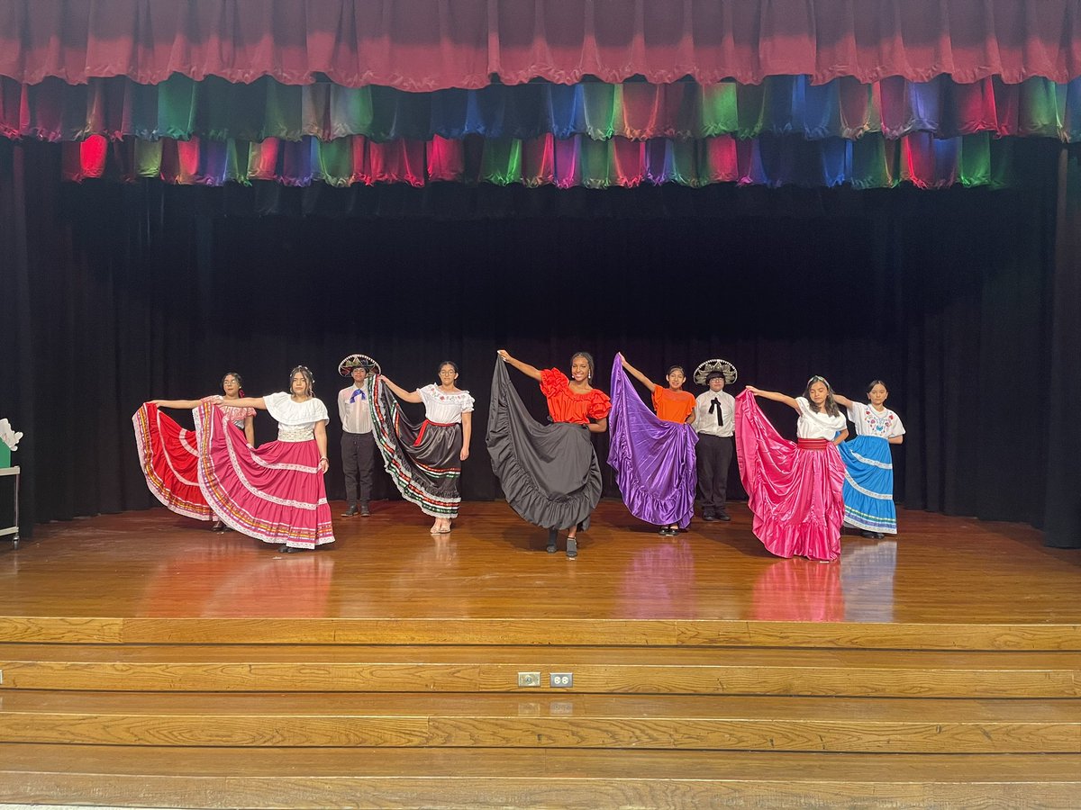 MrsLangenbuch's tweet photo. Tonight we celebrated Hispanic Heritage Month with performances by the choir and band! @GranthamBand @Grantham_AISD @AldineISD https://t.co/qhYJpaGtCK