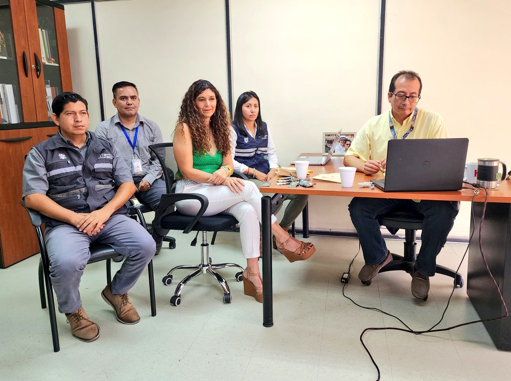 ABG_galapagos's tweet photo. La Dra. @mcruz_6, directora ejecutiva de #ABG y el Mgs. Rommel Betancourt, director de Inocuidad Alimentaria de @AgrocalidadEC, participaron en taller de cata de cacao dictado por @pacari.
Se desarrolló un conversatorio acerca de la importancia de la Inocuidad de alimentos. https://t.co/27QQ2pTZzA