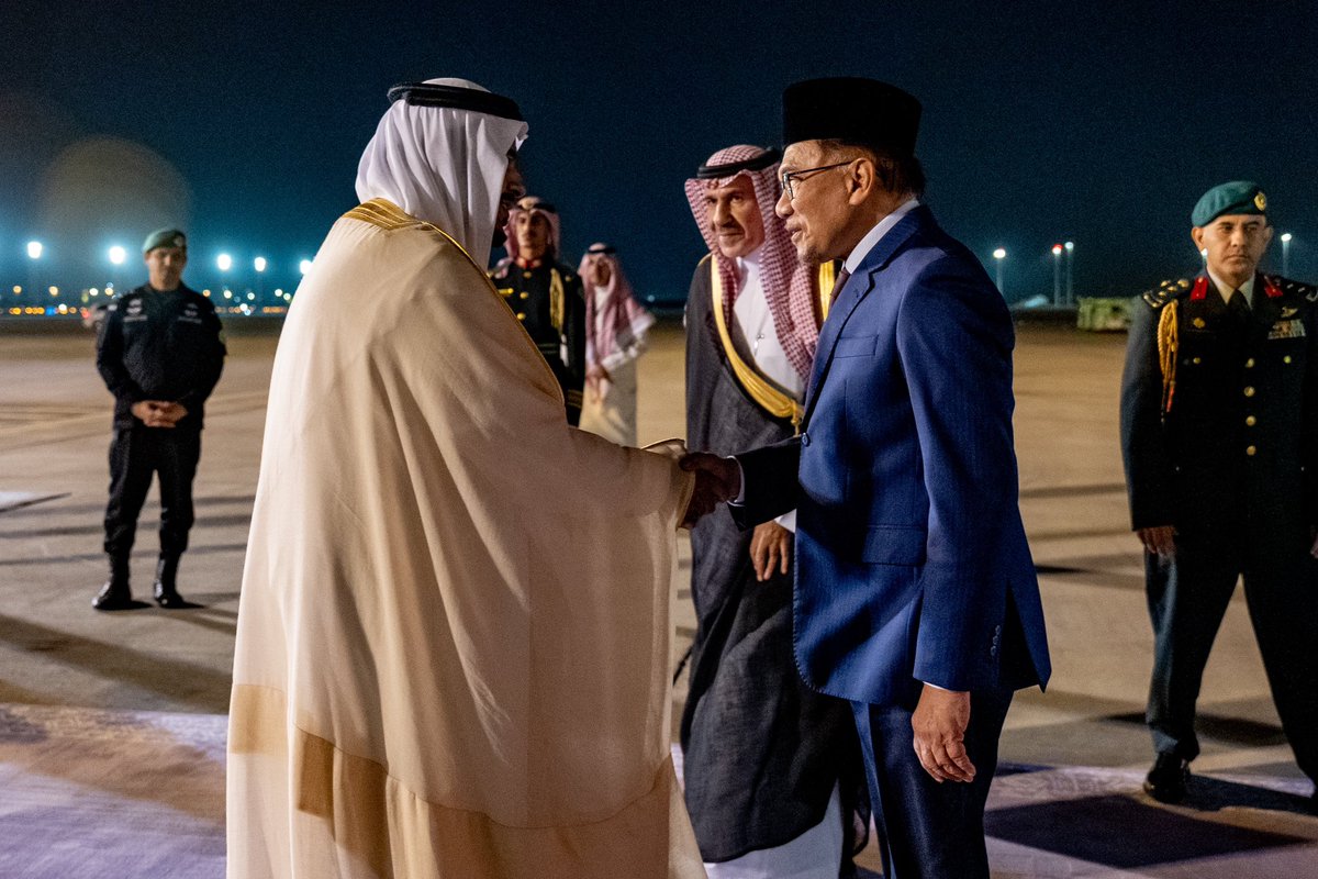 anwaribrahim's tweet photo. Alhamdulillah, saya telah selamat tiba di Riyadh, Arab Saudi tepat jam 8 malam bagi menghadiri Sidang Kemuncak GCC-ASEAN yang akan berlangsung awal pagi esok. 

Lawatan kerja ini akan berlangsung dari 19 hingga 21 Oktober. Insya-Allah, saya akan buat yang terbaik demi Malaysia tercinta. 

🇲🇾🇸🇦

#MalaysiaMADANI