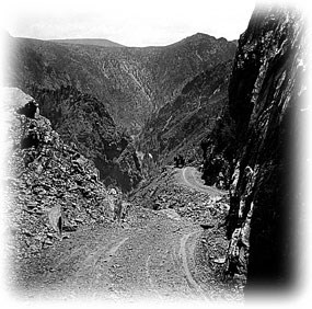 🏞️ The Town of East Portal sprung up to support the construction of the Gunnison Tunnel. While the town no longer exists, the road does.

Learn more about the East Portal Road and the town it’s named after at nps.gov/blca/learn/his…

Photos provided by the National Park Service.