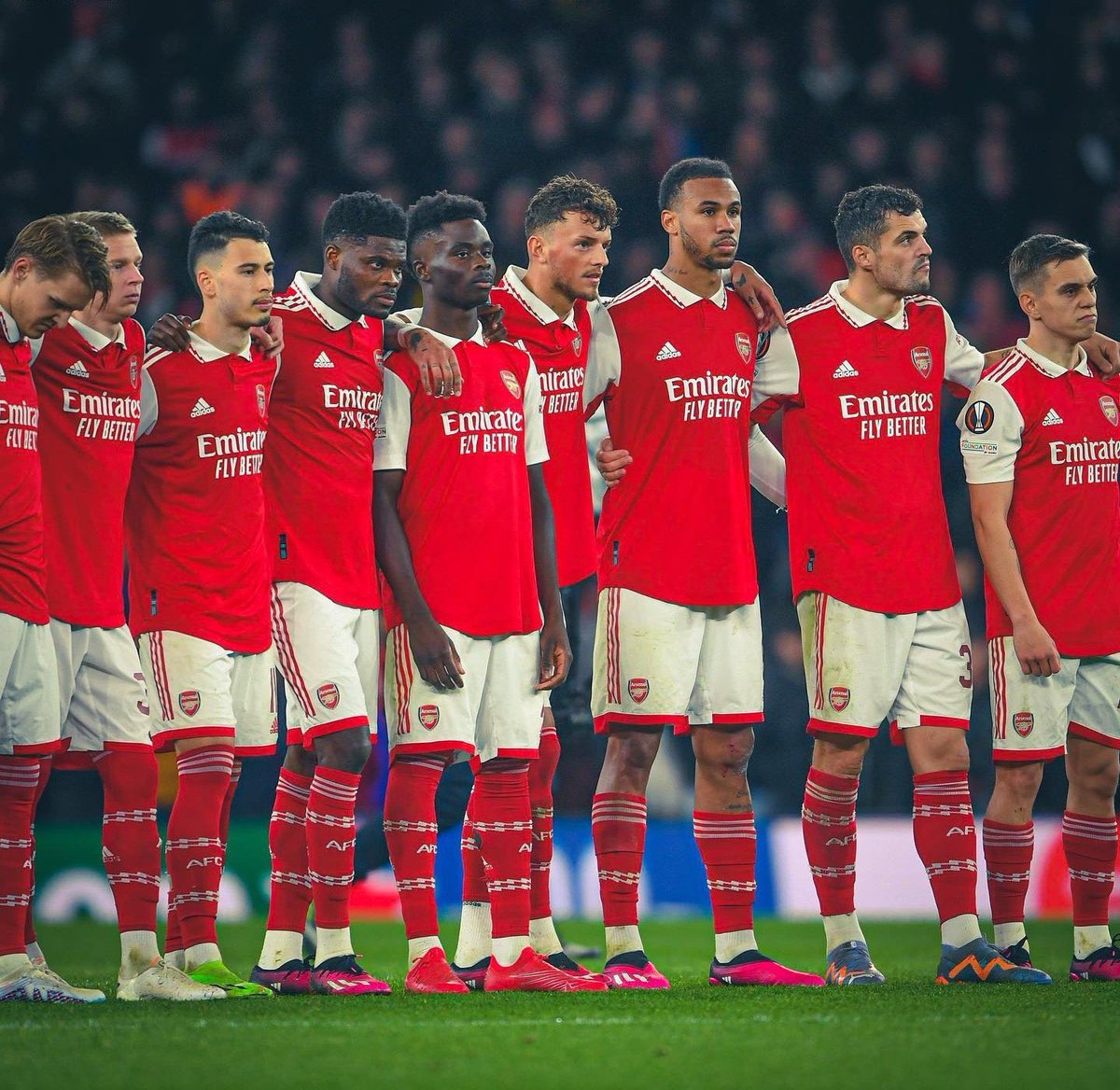 IDGoonerscom's tweet photo. Mikel Arteta tentang gagalnya The Gunners memenangkan gelar PL musim lalu:

“Saya seorang pecundang. Saya sangat kecewa tidak memenangkannya ketika kami memiliki peluang besar untuk melakukannya.

Saya menyalahkan diri saya dan saya harus memikirkan apakah saya masih orang yang tepat untuk membawa klub ke level berbeda dan untuk meyakinkan para pemain lagi apa yang ingin kami lakukan, kami bisa melakukannya dengan lebih baik.

Jawabannya adalah ya (kita yakin bisa memenangkannya musim ini), saya punya energi dan keyakinan dan mari kita coba.”  (Via podcast Men In Blazers) 

Semangat Arteta dan tim! Ada supporter yang selalu siap COYG nang mburi kalean.