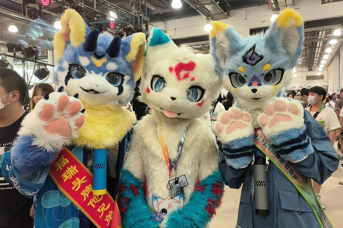 #FursuitFriday 
好久没有发过了，来张和狐神大人的合照
<a href="/XM_Silmery/">炘铭Silmery</a> @濯渊