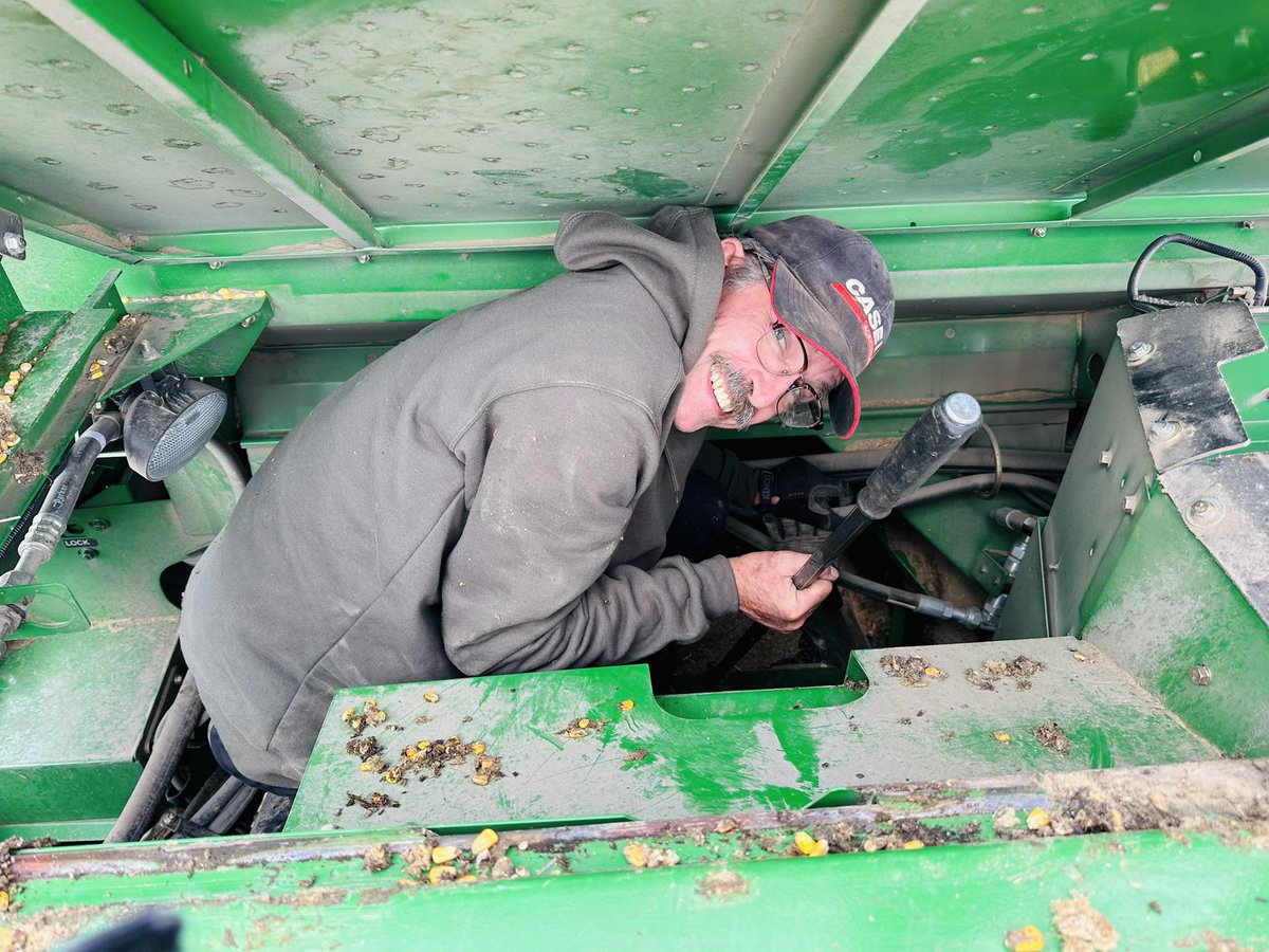TheWittyFarmer's tweet photo. We got rained out so @AgMachineSol came out to help us with some maintenance. We got the ol’ gal all greased and tuned up, ready to go when we dry out a smidge more.
#AgTwitter #harvest #farmstuff #beans https://t.co/0u90ZSnn2p