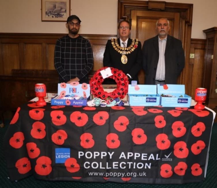 #Ahmadiyya Muslim Elders Association in Northwest Region launched this year’s #CWFP Poppy Appeal. Volunteers were delighted to meet the Mayor of #Stockport Councillor Graham Greenhalgh in the council office to launch the campaign.
